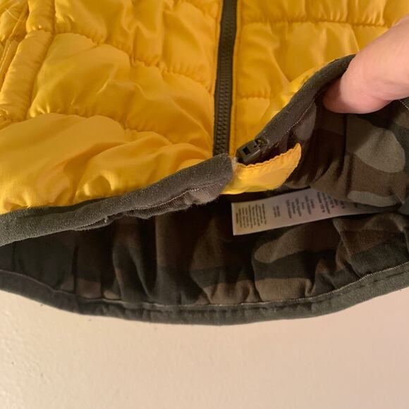 CARTER’S Boy’s Yellow/Lining Green Camo Puffer Vest / Size/ 9 Months - Picture 6 of 6